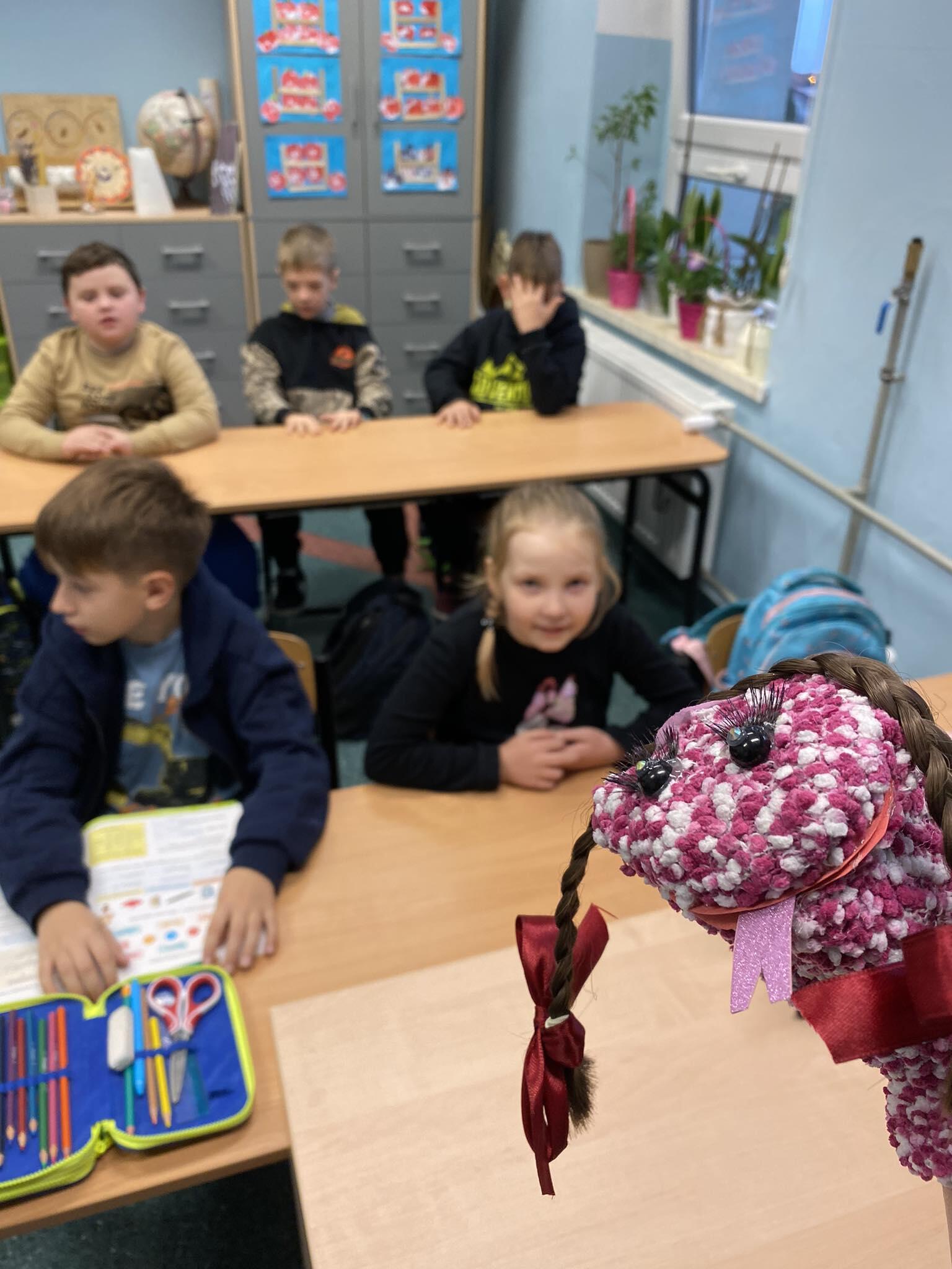 NASZE LEKTURY - LAPBOOK ''NIESAMOWITE PRZYGODY DZIESIĘCIU SKARPETEK (czterech prawych i sześciu lewych ;)''