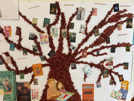 Jesienne drzewo pełne książek