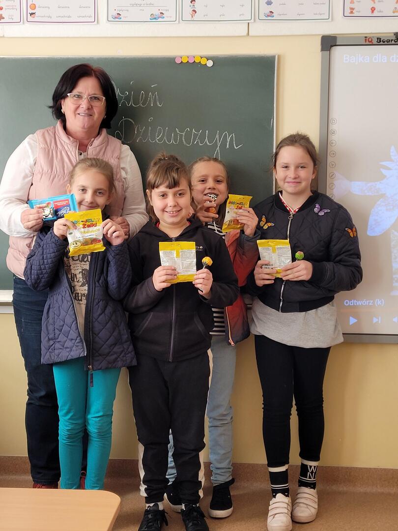 Zabawy Na Dzień Dziewczyn W Szkole Dzień dziewczyn. - Szkoła Podstawowa im. Bohaterów Armii Krajowej w Prusach