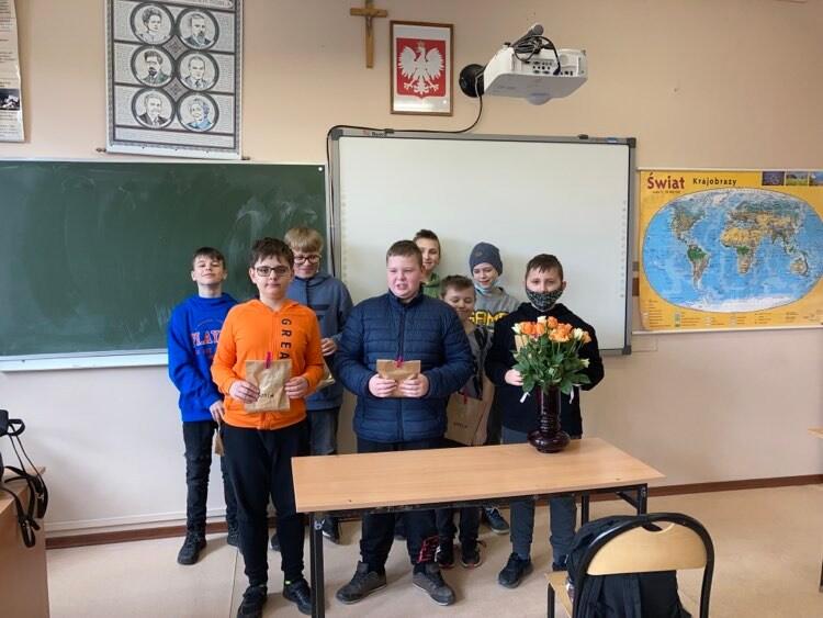 DZIEŃ KOBIET W KLASIE SZÓSTEJ .