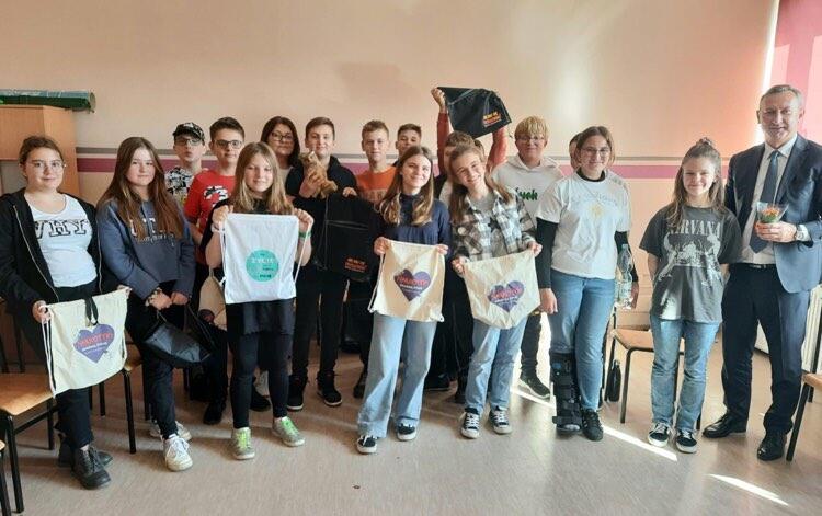 NA TROPIE ZAWODÓW I PEŁNIONYCH FUNKCJI.